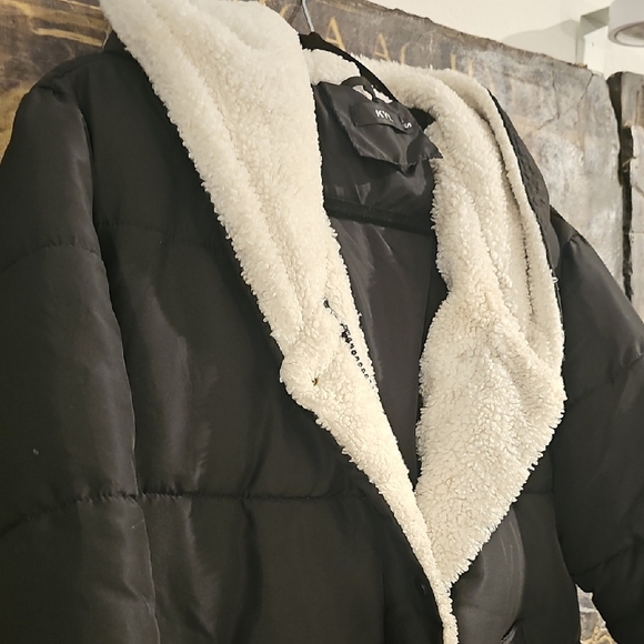 Stylish Black Puffer Coat with Cream Lining - Picture 3 of 3